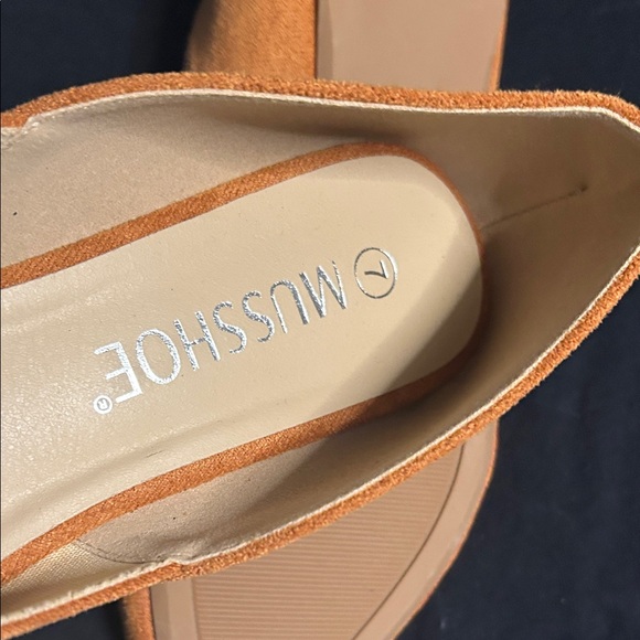 MUSSHOE Women's Orange Suede Flats - Picture 3 of 3